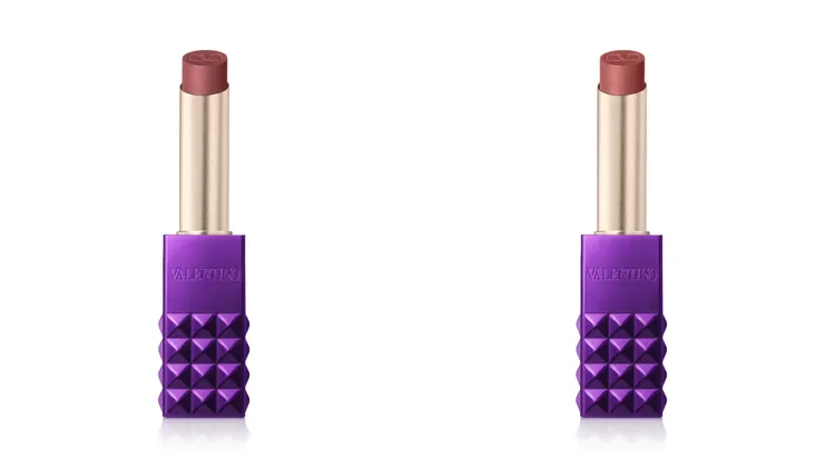 VALENTINO高訂鉚釘唇膏幻紫限定版，#155R煙木冷咖（左）、#134R玫瑰粉棕（右），各1700元。品牌提供
