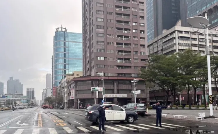 路過民眾發現公寓冒出白煙，警消到場撲滅火勢，卻有住戶不幸喪命。翻攝照片