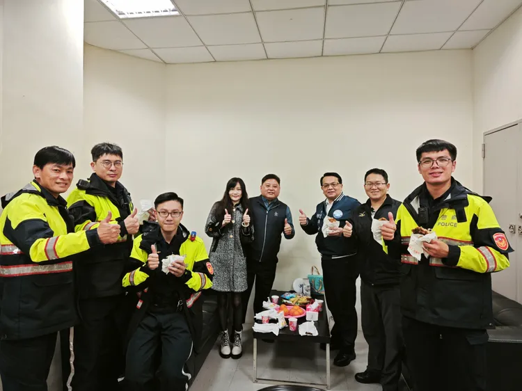平鎮警友會平鎮站站長黃啟祥等人慰問辛苦執勤警員。平鎮警分局提供
