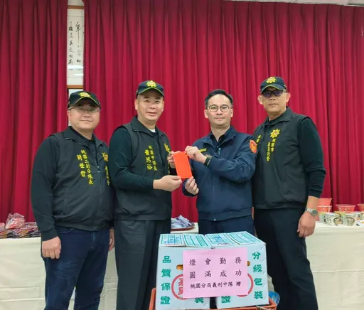 坚守岗位维护灯会安全 义勇刑警、警友会相继慰劳执勤警员