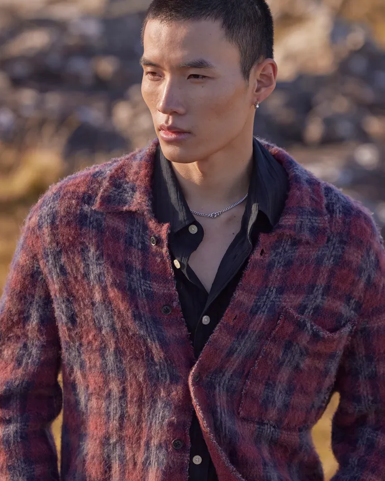 男裝藉由粗獷布料拼接、褪色色調和錯綜複雜縫線打造全新風格。品牌提供