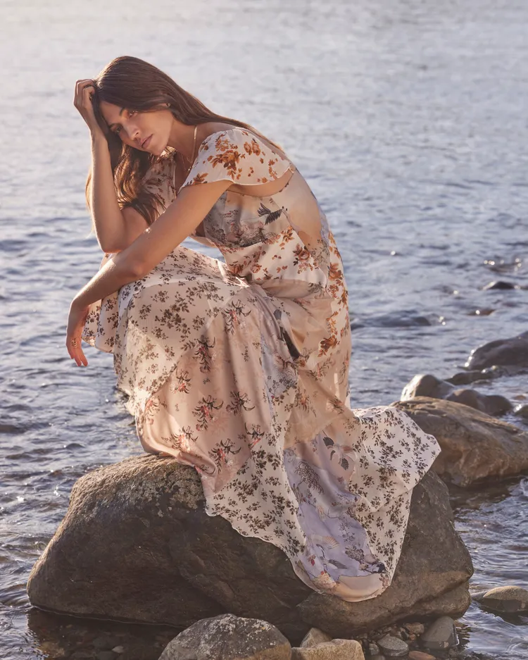 洋裝運用拼接印花設計結合不規則剪裁、抓皺細節打造層次視覺。品牌提供