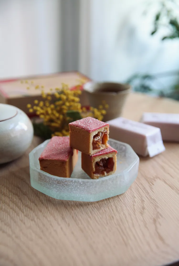 「草莓蘋果酥」天然粉色的法芙娜草莓調溫可可脂與日本青森蘋果清新酸甜，於情人節前夕粉嫩登場。業者提供