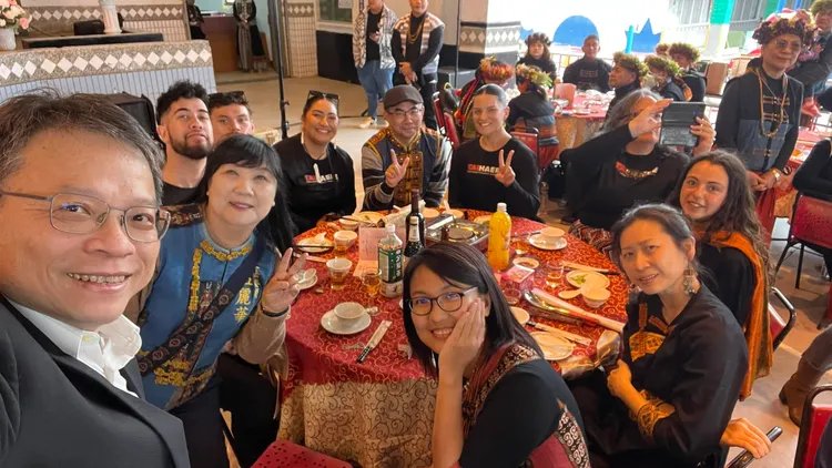 毛利同學到來義鄉參訪，受邀參加一場婚禮。屏大提供