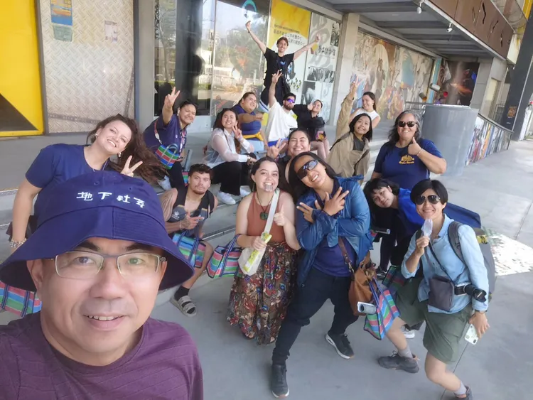 社發系主任邱毓斌帶維多利亞大學學生到高雄市勞工博物館，看勞工運動展。屏大提供