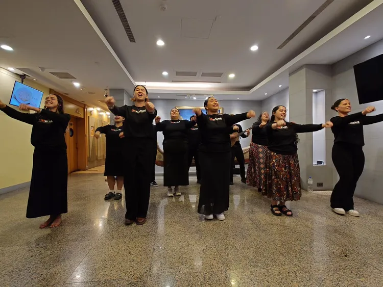 毛利大學生創作了一首歌，把這些心得唱給屏大的師長聽。屏大提供