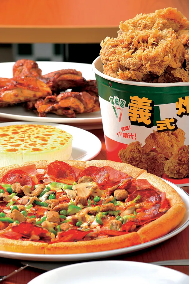 期間外帶或內用整桶6塊炸雞就享餐點買1送1優惠，可免費得到小披薩一個。拿坡里披薩炸雞提供