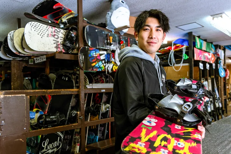 場內設有多條雪道，適合不同程度的滑雪愛好者，並提供滑雪及雪盆裝備租借。業者提供