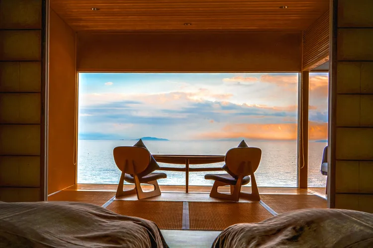 隨著天氣變化，旅客可以欣賞琵琶湖展現不同風貌，在湖光山色中，獨享靜謐的一晚。業者提供