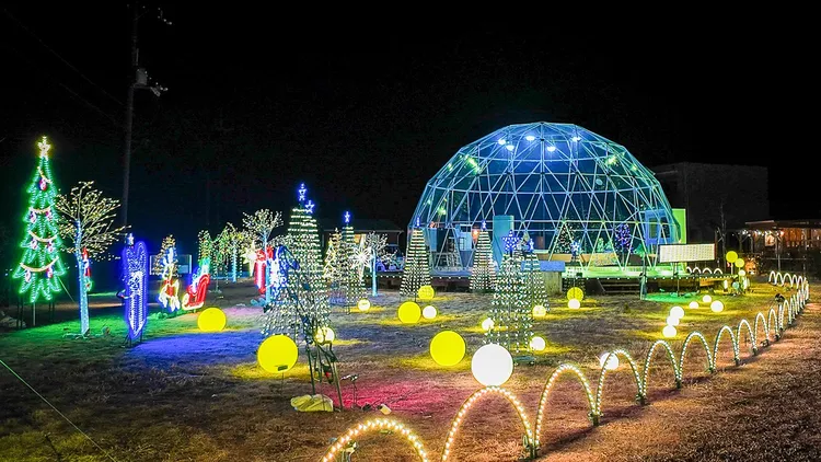 高島市人氣的豪華露營「GLAMP DOME滋賀高島」，周圍被豐富自然環繞，冬季限定的燈光秀會於透明圓頂帳篷前上演。業者提供