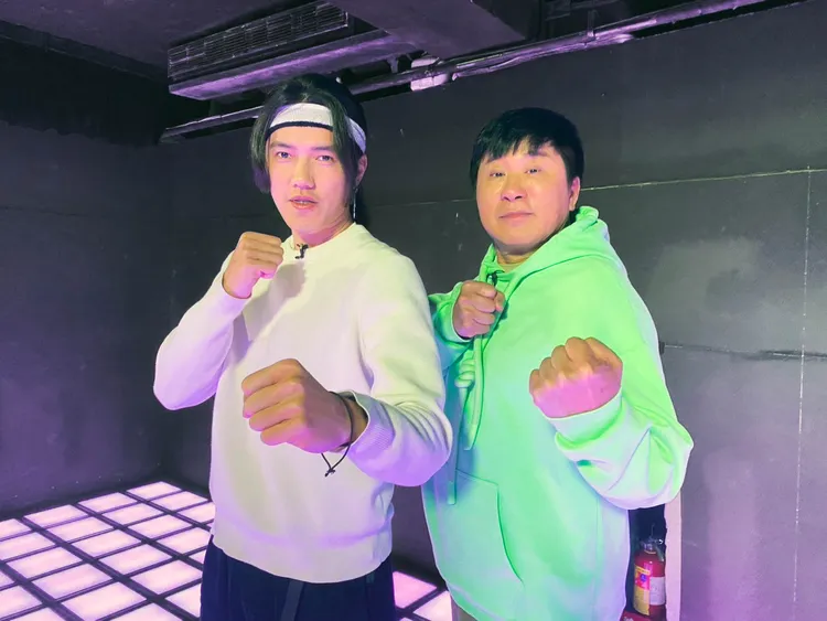 奇軒（左）展示一連串Tricking動作，胡瓜嘖嘖稱奇。《下面一位》提供