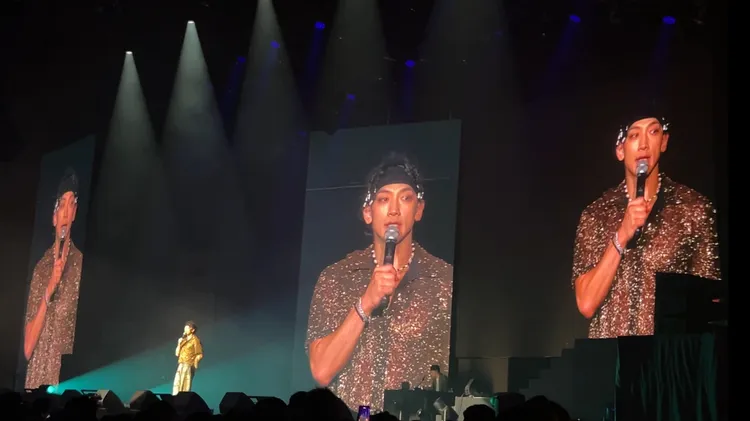 Rain唱完《Rainism》突然穿起襯衫，收起笑臉。讀者提供