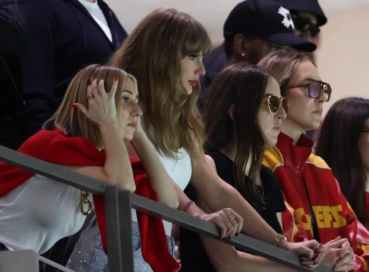 泰勒絲（左二）看到男友所屬酋長隊表現不佳，表情凝重。路透