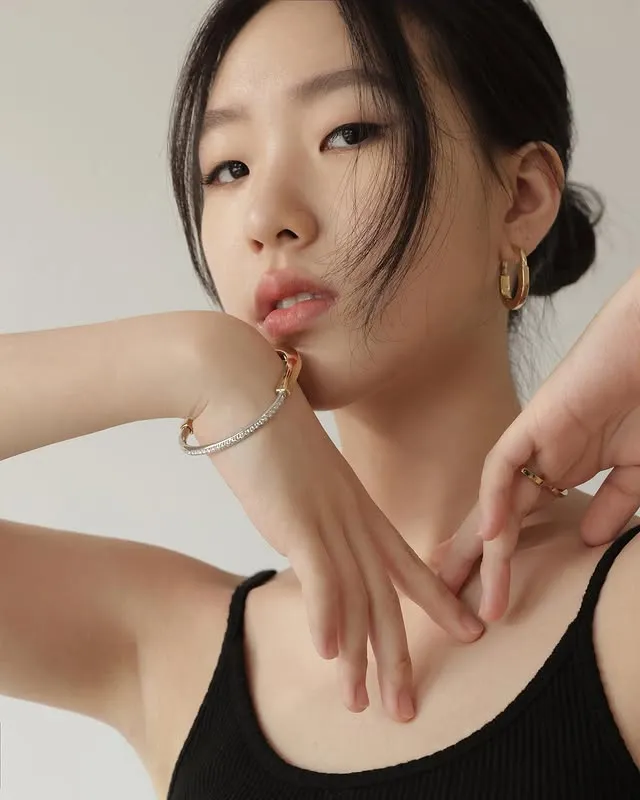 長大後的Elly也接到Tiffany & Co.推廣商務。翻攝Elly IG