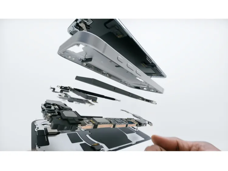 iPhone 16e加入iPhone 16家族，SE系列也從官網上正式下架。翻攝Apple影片