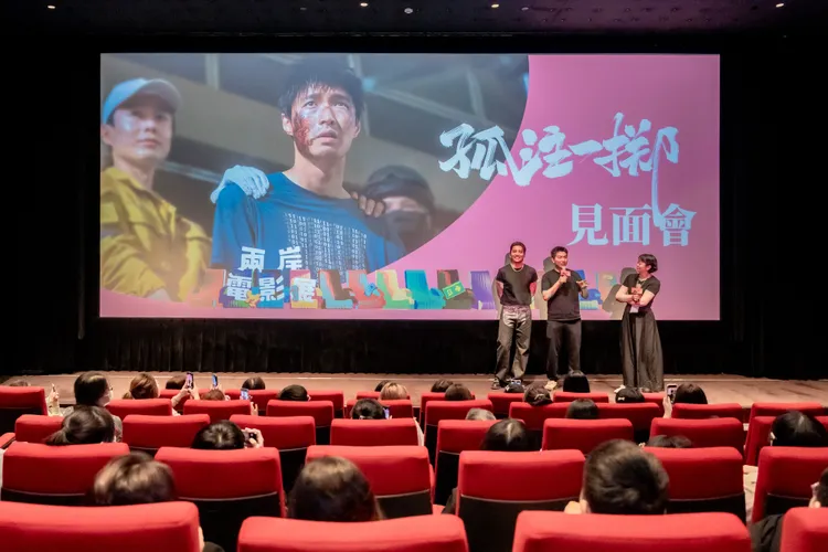 王大陸（前排左）在電影《孤注一擲》掛名特別演出，也參加影迷見面會。翻攝王大陸工作室微博