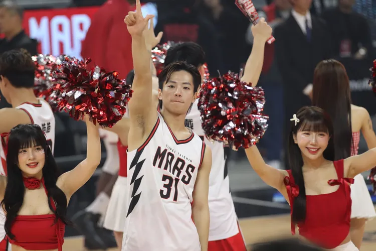 Cooper也期待球隊可以有好成績，打進季後賽與冠軍賽。Cooper提供