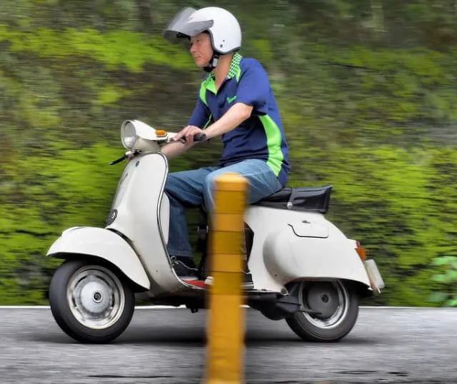 陳先生在《P圖公社》分享一張父親騎著最愛的偉士牌追風照，求大神幫他把柱子修掉。陳先生授權提供