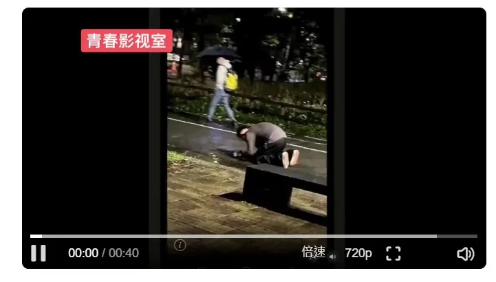 微博瘋傳汪小菲在台北街頭下跪畫面。翻攝青春影視室微博