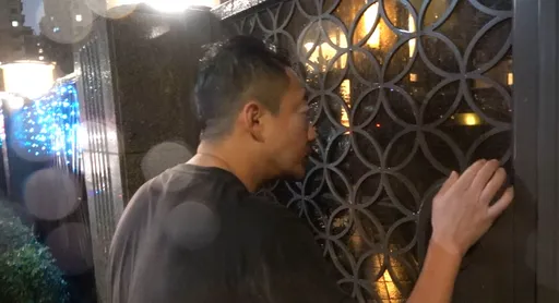 汪小菲又失控！台北街頭雨中下跪不起畫面瘋傳　網驚：到底在幹麼