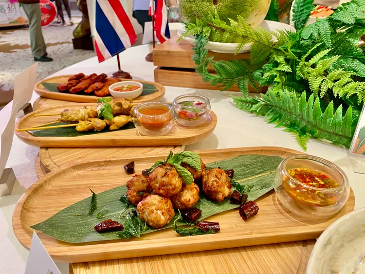 造訪泰國必吃的雞肉沙嗲等街頭小吃，都將於吃到飽餐廳無限供應。莊偉祺攝