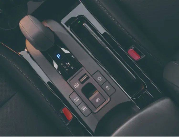 除了原本標配的無線 Apple CarPlay 與無線 Android Auto 智慧型手機連結外，這次更導入排檔座旁的 Qi 智慧型手機無線充電裝置。業者提供