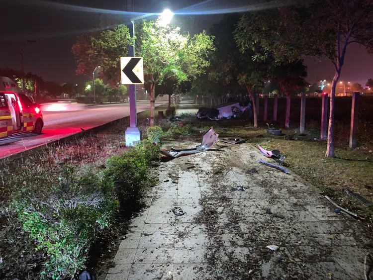 賓士車內共有4人受傷送醫。民眾提供
