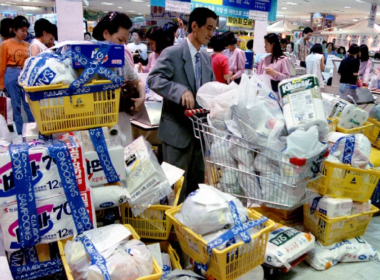 1994年的三豐百貨擠滿顧客。路透資料照