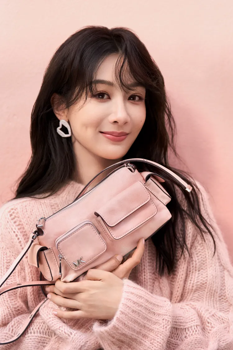 楊紫對著鏡頭露出甜美笑容。品牌提供