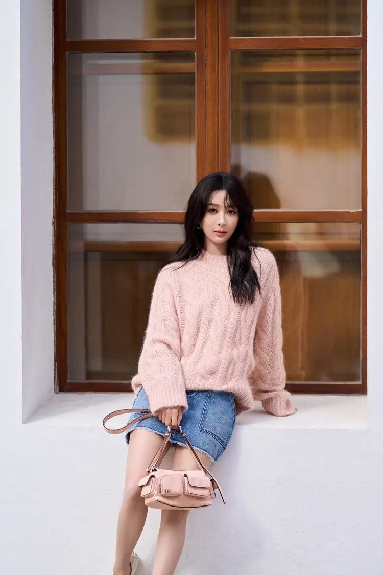 楊紫換上MICHAEL KORS春夏系列的粉色毛衣、牛仔短裙與粉色Dakota口袋包。品牌提供