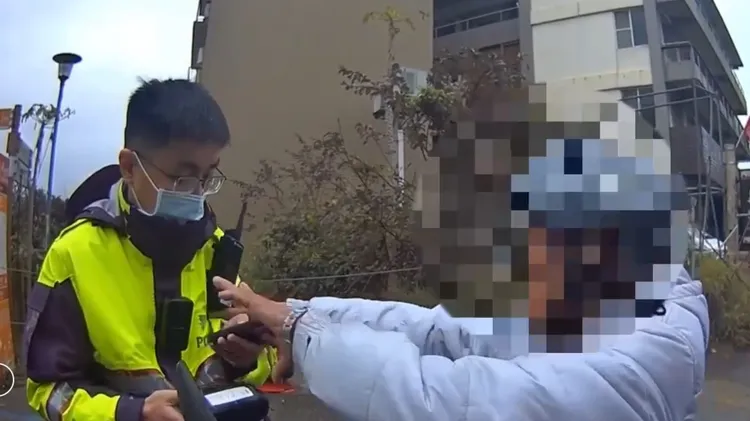 當警員告知要再開一張無照罰單，李男突然抓狂搶罰單。翻攝畫面