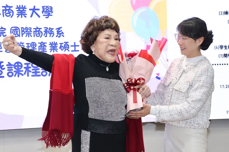 阿姑舉高雙手勉勵學子。莊宗達攝影