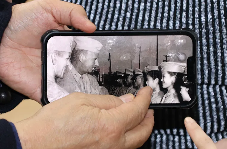 李朝永秀出阿姑年輕時期勞軍的照片。莊宗達攝