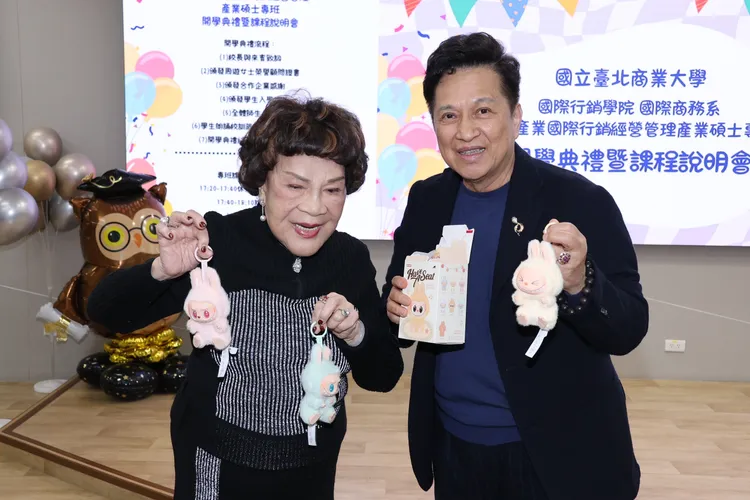 李朝永（右）和阿姑特地買來時下最流行的公仔送記者。莊宗達攝