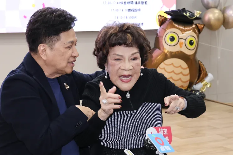 阿姑（右）和李朝永訪問過程很逗趣。莊宗達攝影