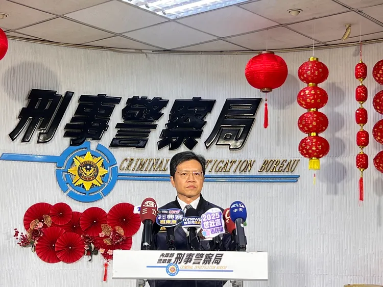 刑事局國際刑警科長李昆達說明劉喬安在美落網過程，能在當地藏匿來自於友人的資助幫忙。刑事局提供