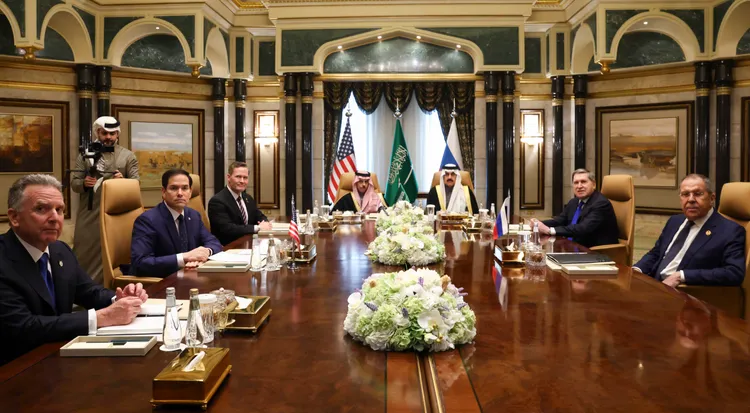 美方代表（左側）與俄方代表就俄烏戰爭等議題進行會談。美聯社