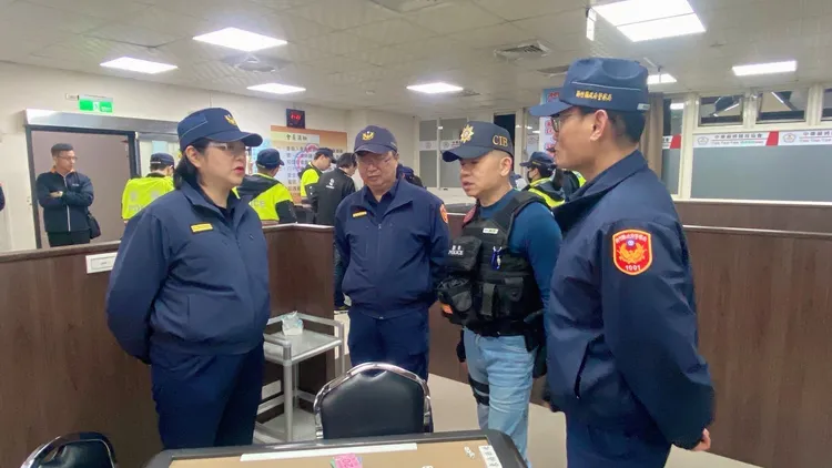 宣介慈(左)親自督導擴大臨檢。新竹縣警局提供