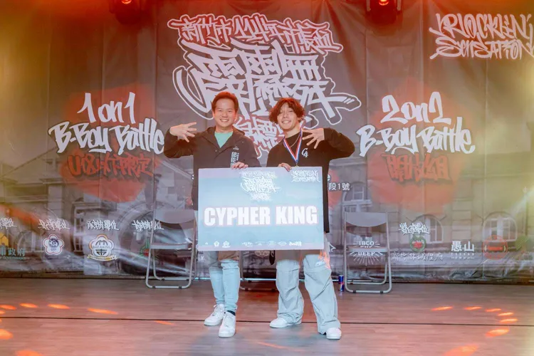 邱臣遠代理市長頒發Cypher King榮獲MVP獎項。竹市府提供