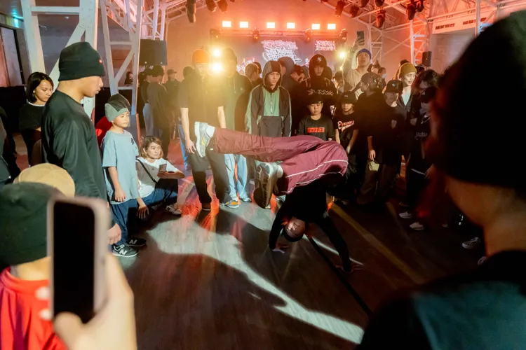 新竹市奧運霹靂舞國手孫振帶來精彩表演，吸引同好圍觀。竹市府提供