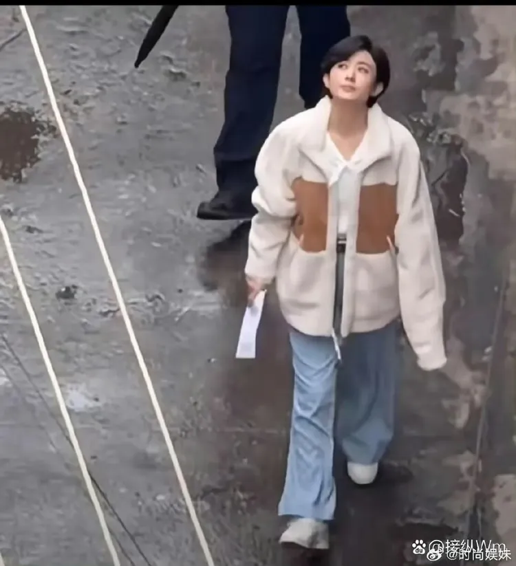 趙麗穎身上穿著的UGG拼色絨毛外套王一博也有同款。翻攝微博