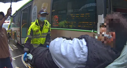 公車司機疑心肌梗塞停路邊!乘客急報案 警消合作救回一命