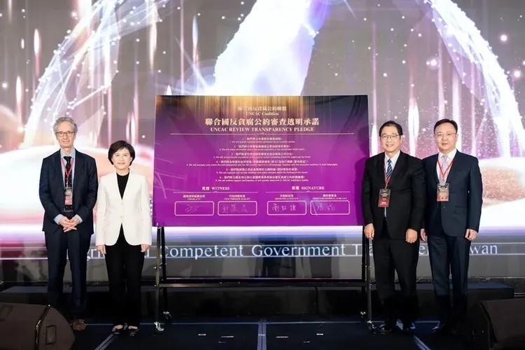 行政院鄭麗君副院長(左2)、國際透明組織主席 François 
Valérian(左1)、法務部長鄭銘謙(右2)及廉政署署長馮成(右1)共同簽署聯合國反貪腐公約審查透明承諾。廉政署提供