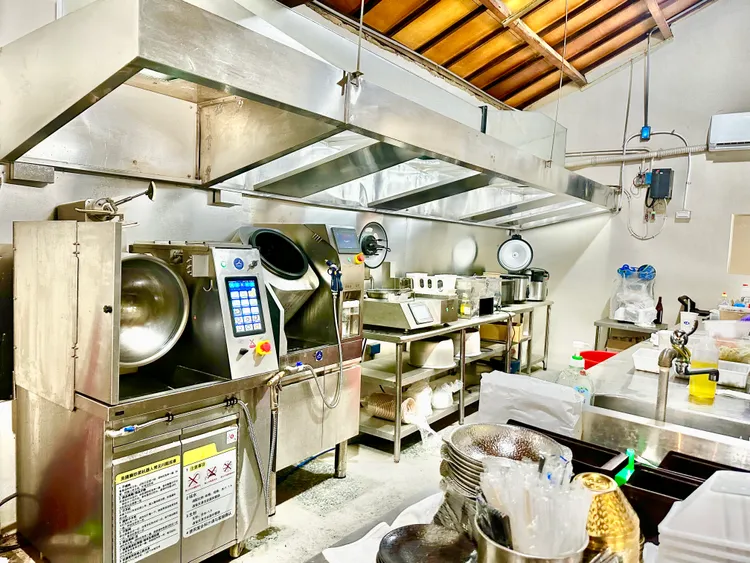 餐飲業採用服務炒菜機器人可大幅減少人力。主辦單位提供