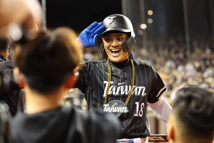 張育成今差點擊出全壘打。  中職提供