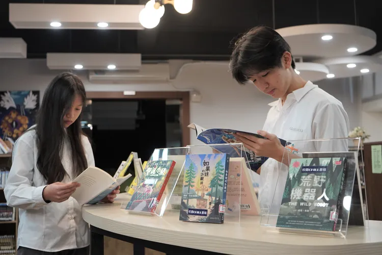 新北市立圖書館館長吳佳珊鼓勵學生透過閱讀不同的書籍，理解世界的樣貌，開拓視野。教育局提供