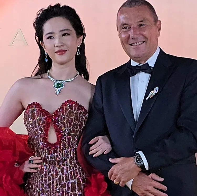 寶格麗CEO曾秀與劉亦菲合照，未幫她修圖，她臉有點浮腫。翻攝寶格麗CEO的IG