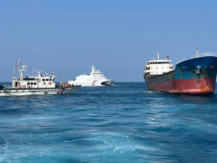 海巡將疑似拖斷臺澎第三海纜的多哥籍「宏泰」貨輪押返偵辦。翻攝畫面