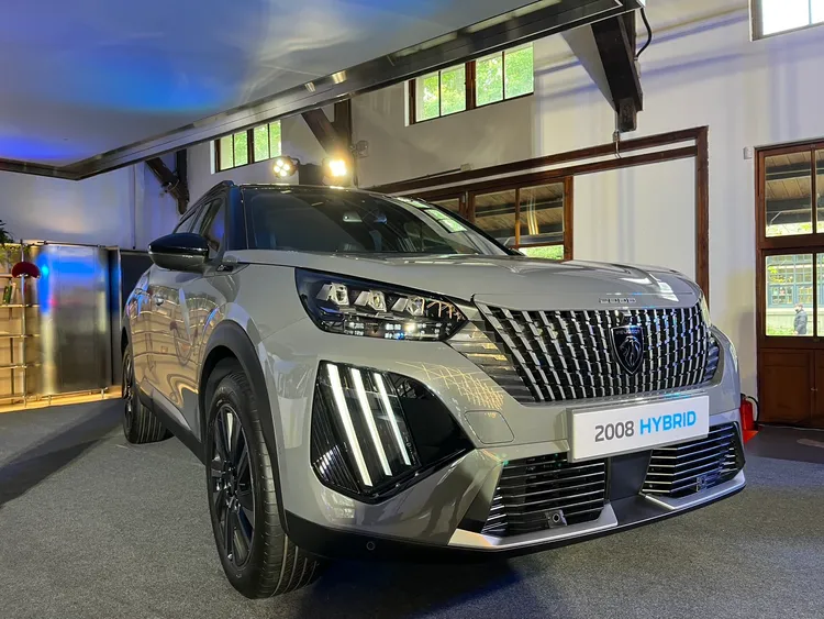 2008 HYBRID車頭採用3D獅王鬃毛風格水箱護罩，搭配獅王獠牙日行燈與獅眸FULL LED頭燈組，強調PEUGEOT獨特的仿生設計語彙。周奕豪攝