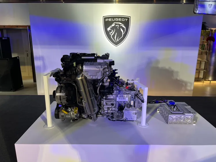 2008 HYBRID與408 HYBRID皆採用1.2L PureTech缸內直噴渦輪增壓汽油引擎，最大輸出達136匹馬力與230牛頓米扭力，並搭配48V電動馬達，可額外提供21匹馬力與51牛頓米扭力。周奕豪攝